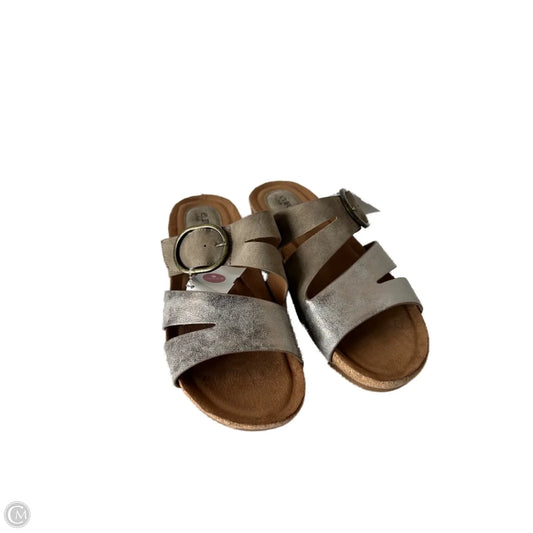 Sandals Flats By Sofft In Gold & Tan, Size: 8.5