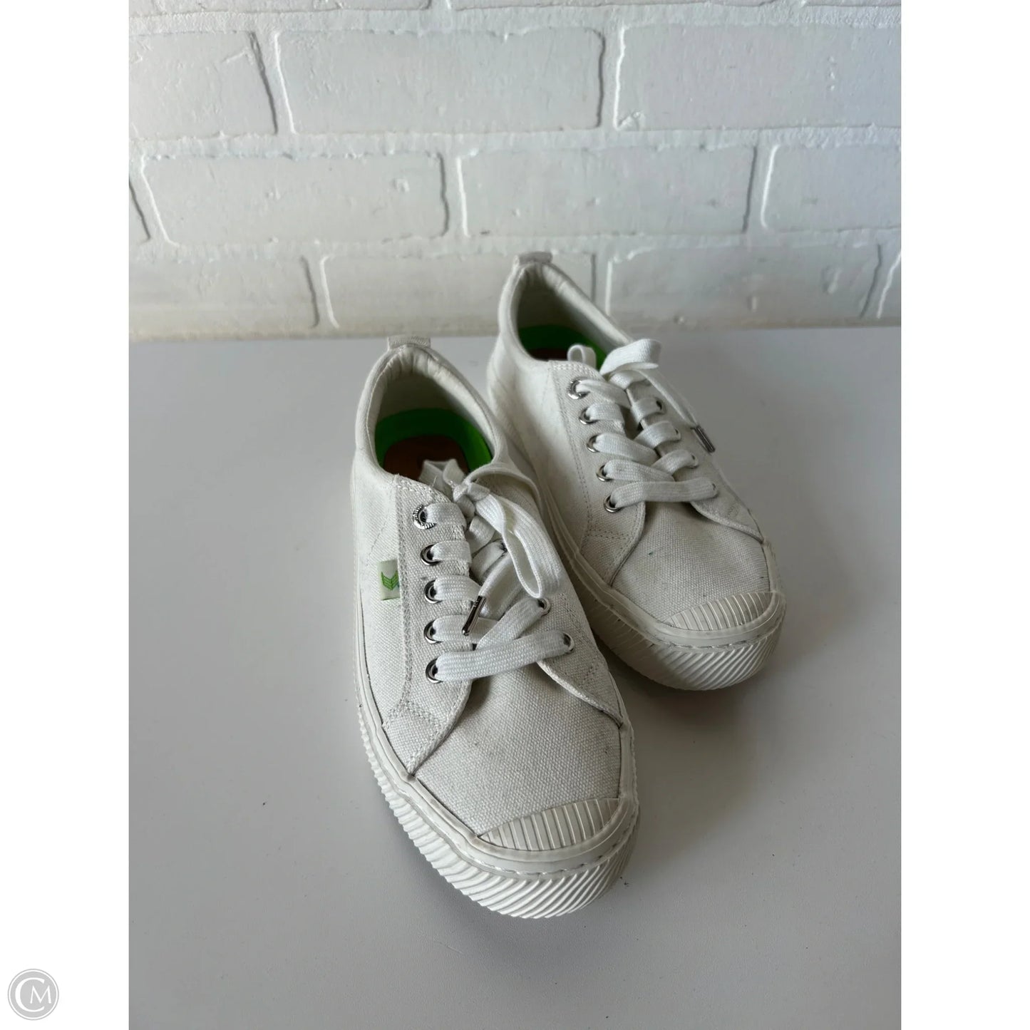 Shoes Sneakers By Cariuma In White, Size: 7.5