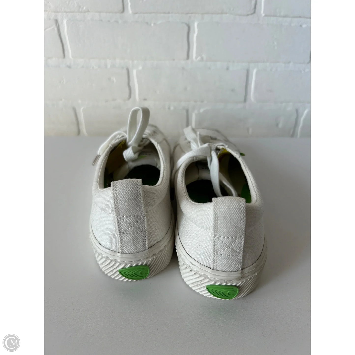 Shoes Sneakers By Cariuma In White, Size: 7.5