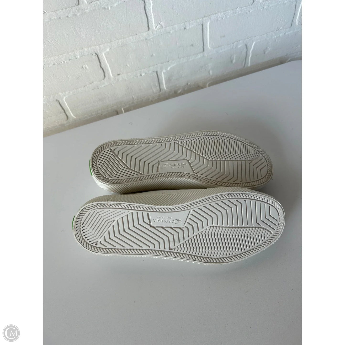 Shoes Sneakers By Cariuma In White, Size: 7.5
