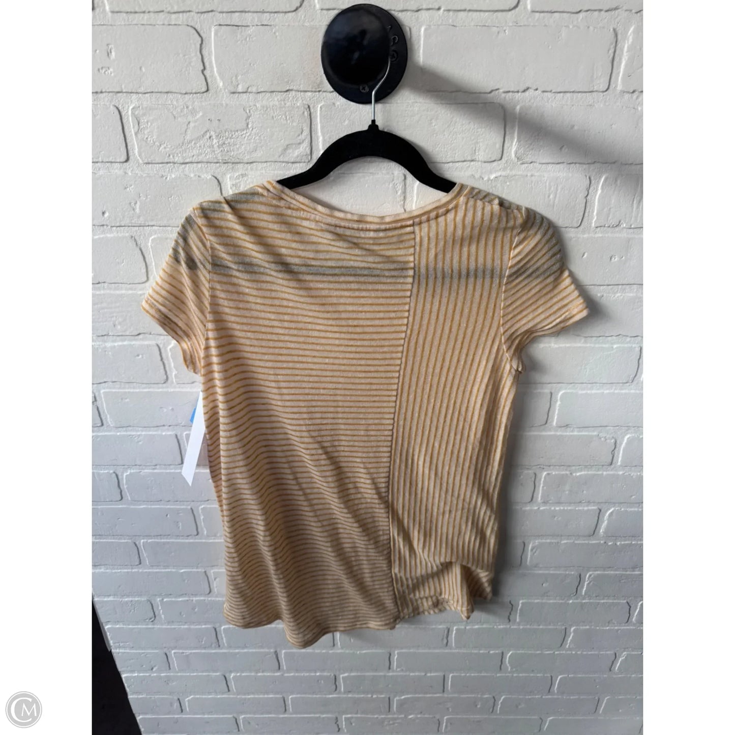 Top Short Sleeve By Clothes Mentor In White & Yellow, Size: M