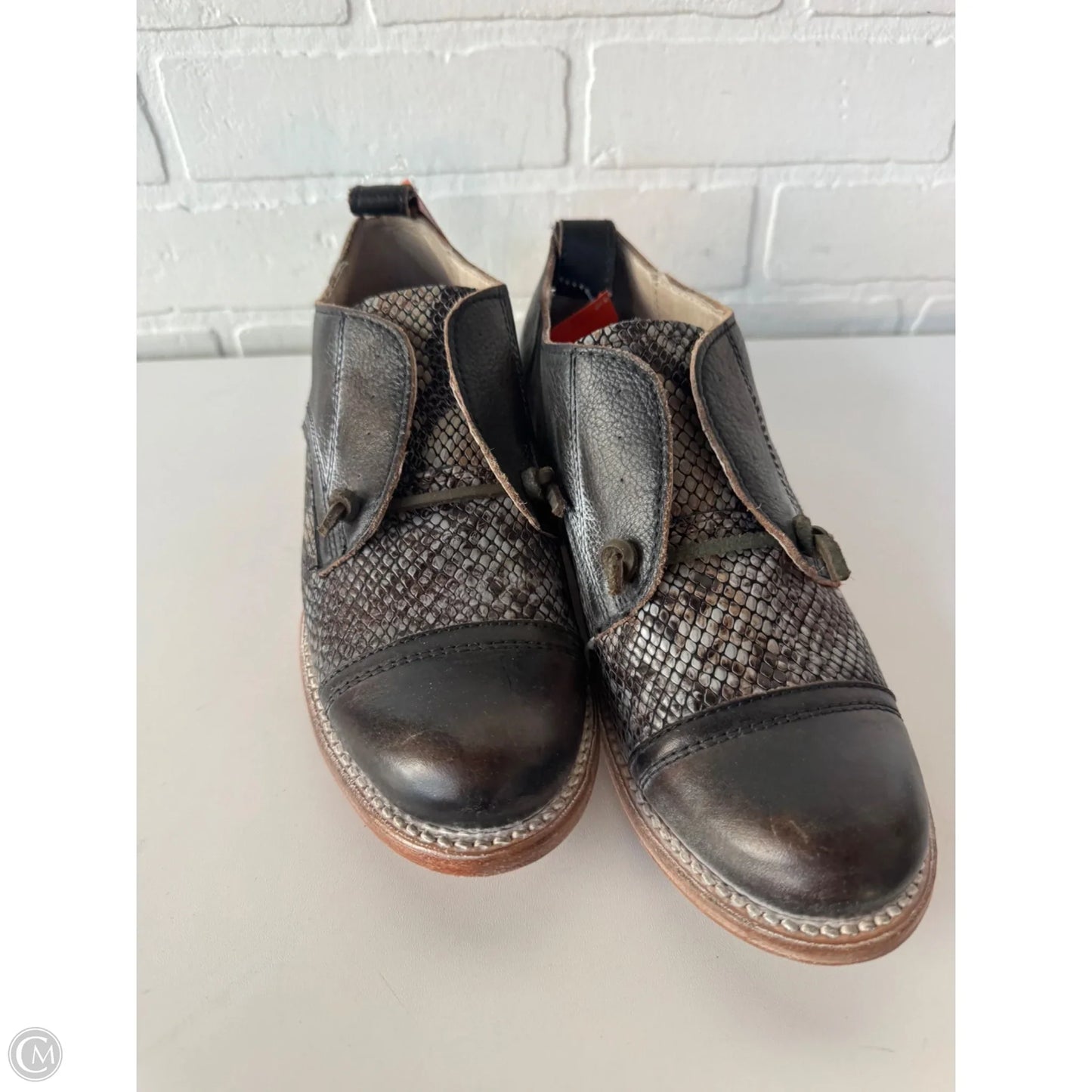 Shoes Flats By Freebird In Brown & Silver, Size: 8