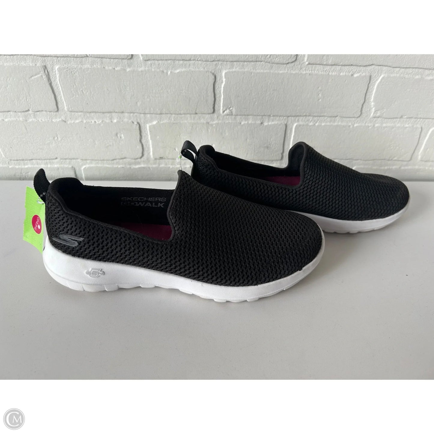 Shoes Sneakers By Skechers In Black & White, Size: 8