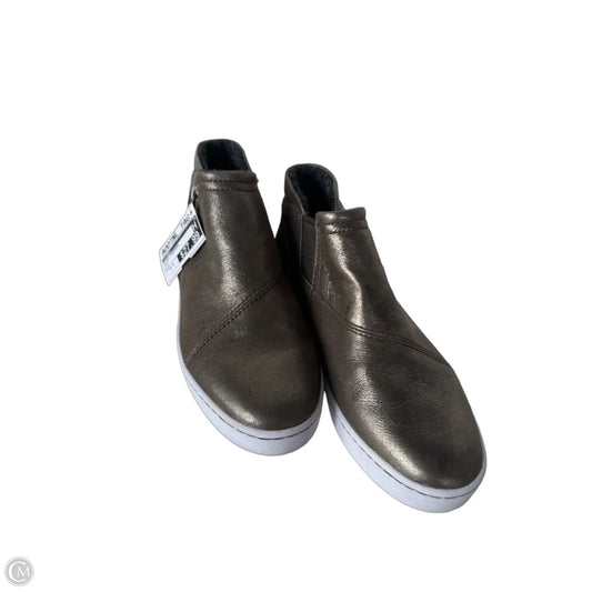 Shoes Sneakers By Clarks In Gold, Size: 6.5