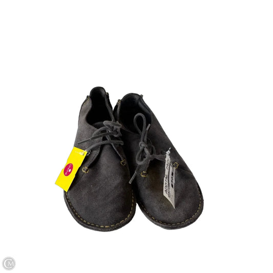 Shoes Flats By Clarks In Grey, Size: 5