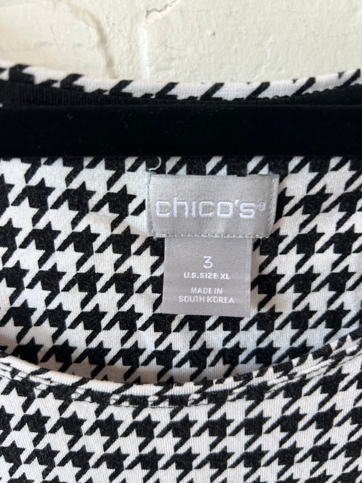 Top Long Sleeve By Chicos In Houndstooth, Size: Xl