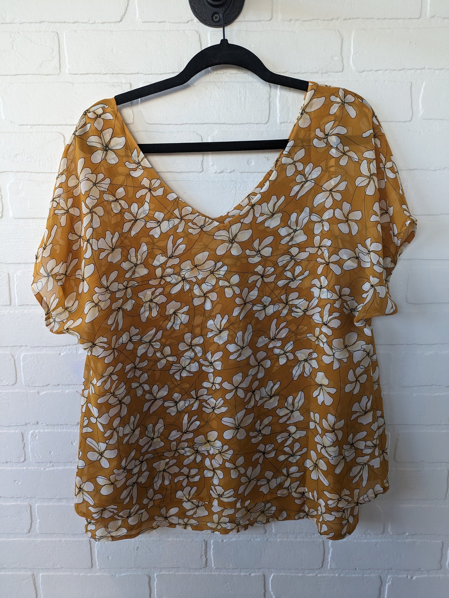 Top Short Sleeve By Cabi  Size: M