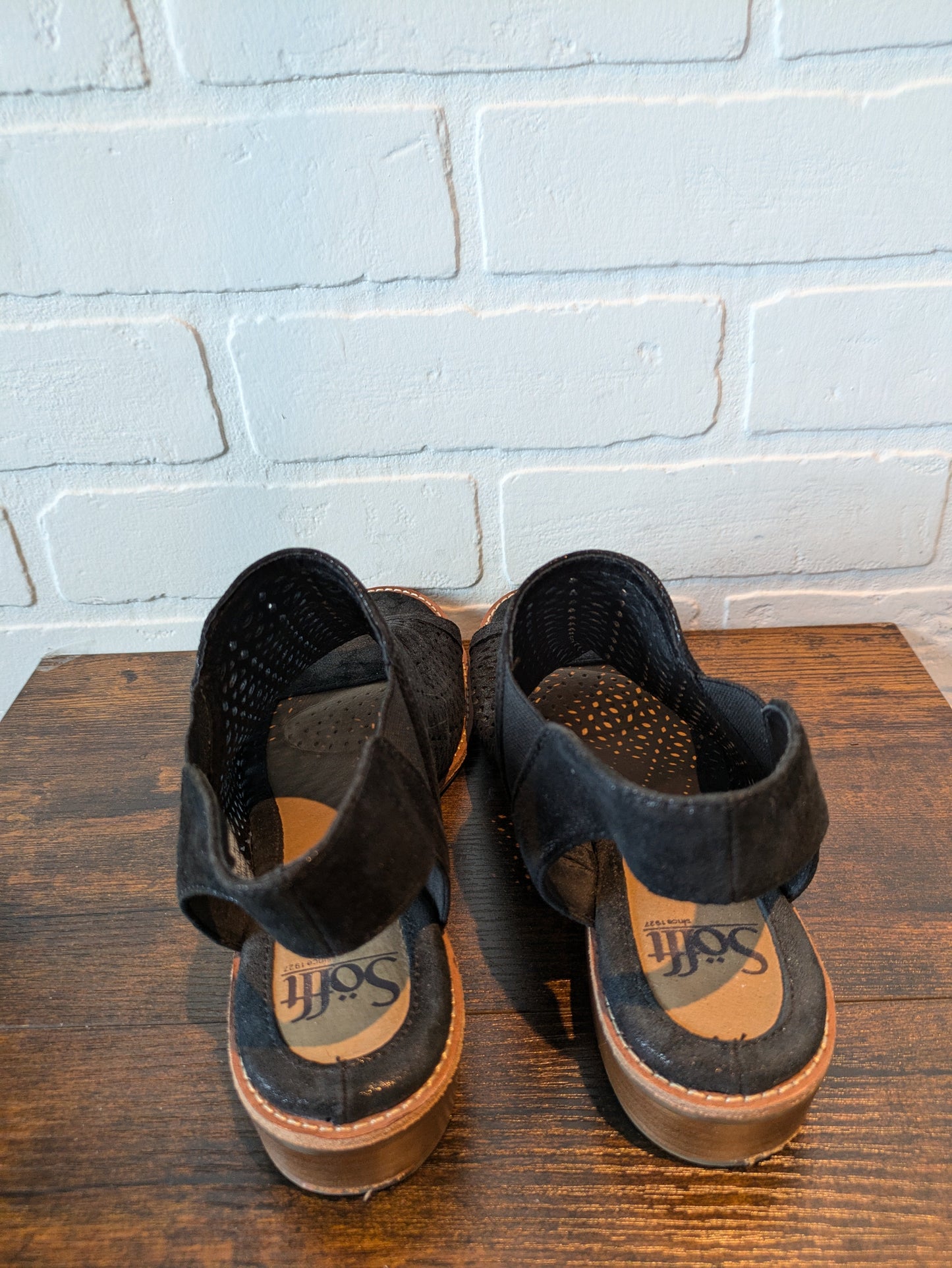 Black Sandals Flats Sofft, Size 8