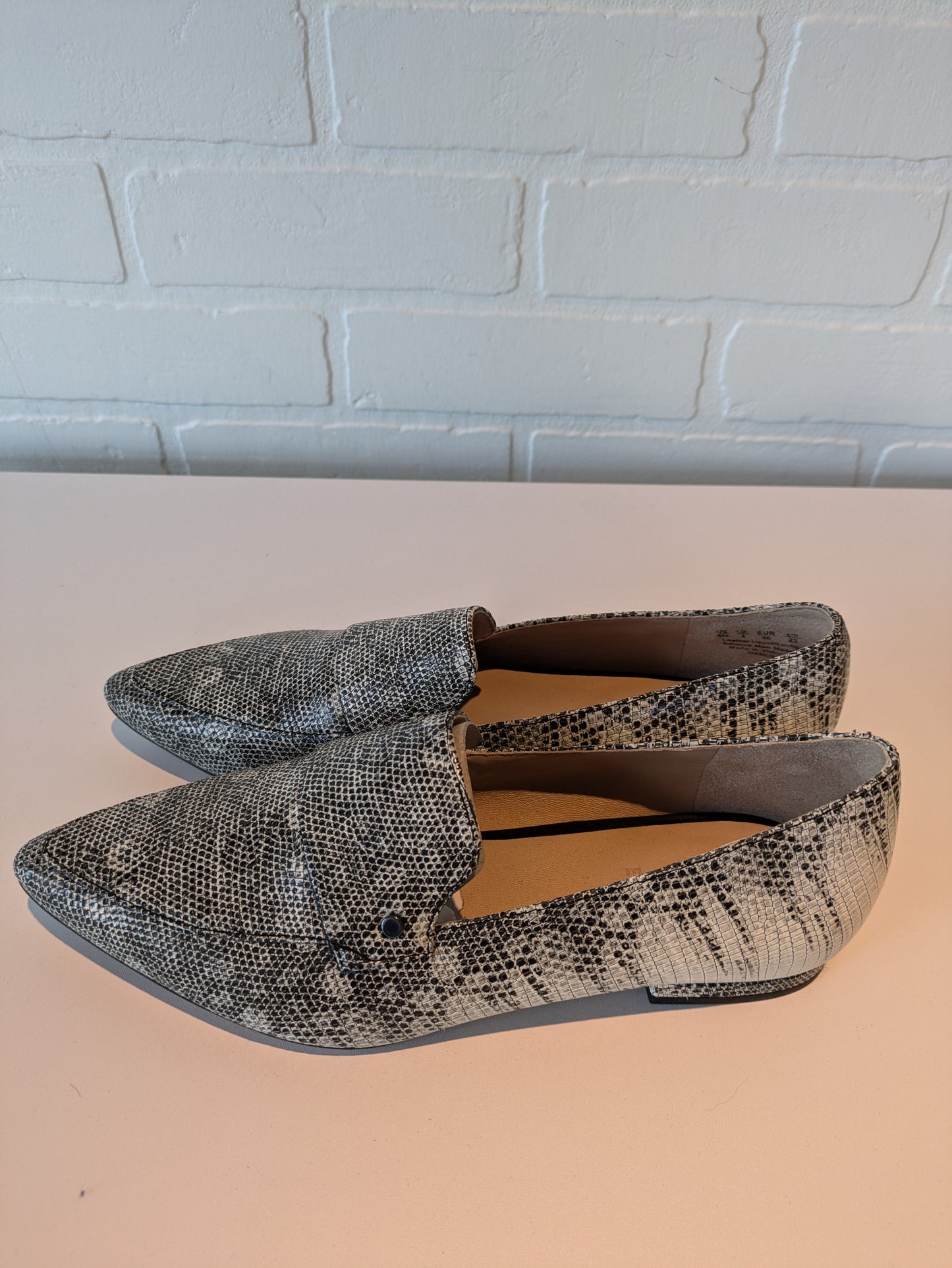 Shoes Flats By Clothes Mentor In Grey, Size: 6