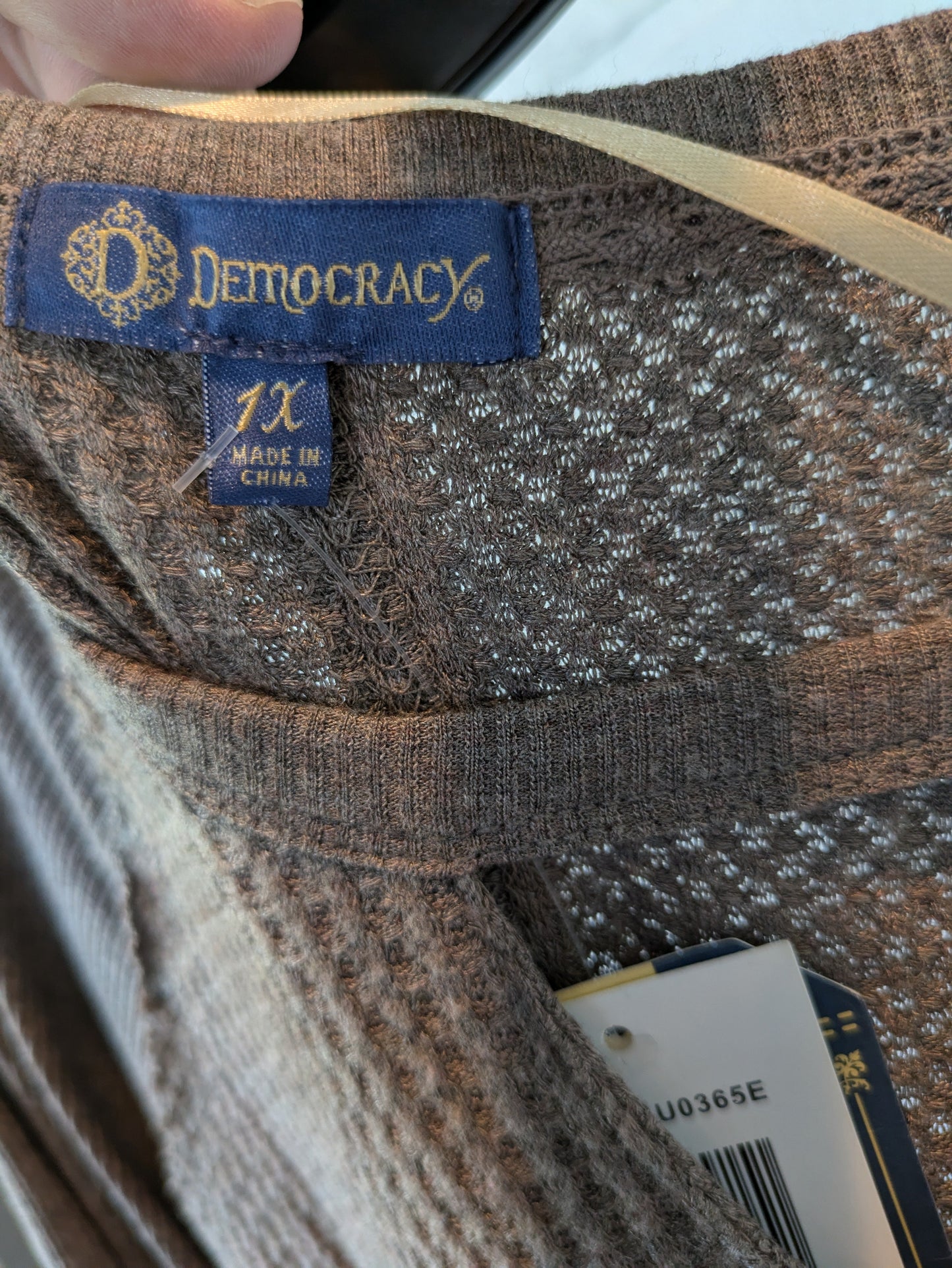 Top Long Sleeve By Democracy In Brown, Size: 1x