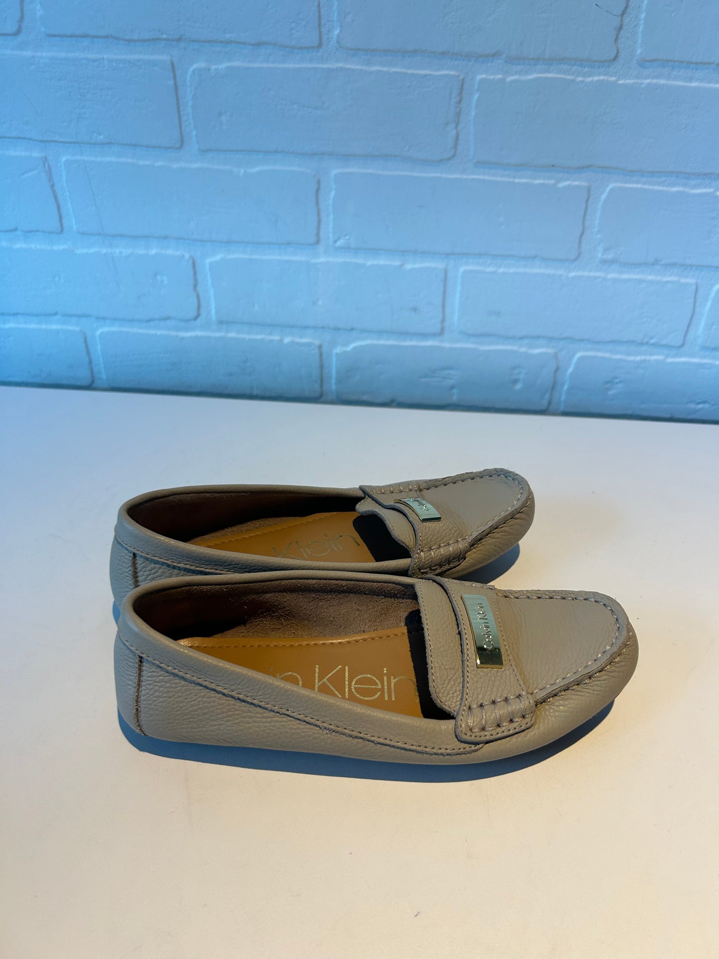 Shoes Flats By Calvin Klein In Tan, Size: 6.5