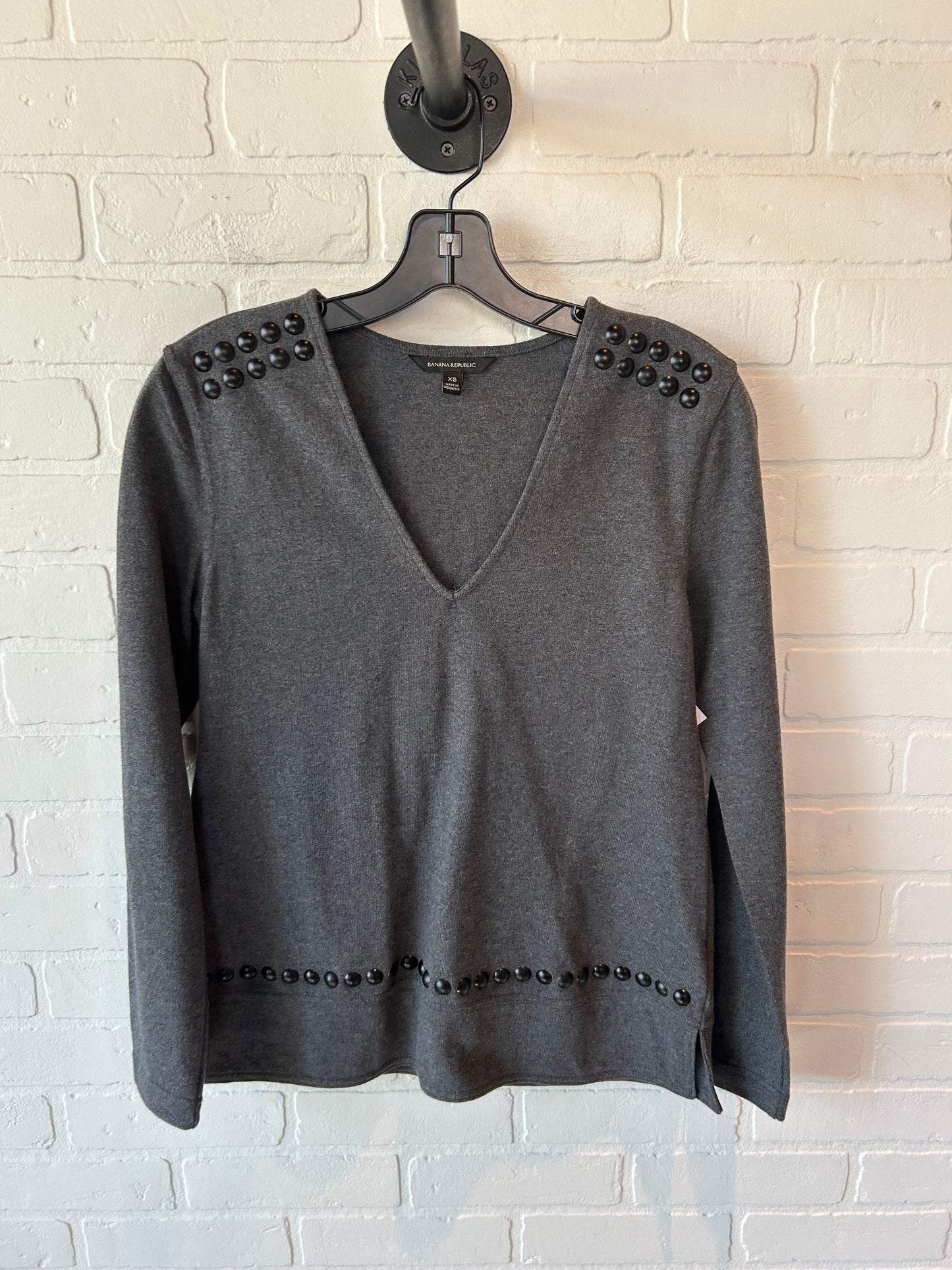 Top Long Sleeve By Banana Republic In Grey, Size: Xs