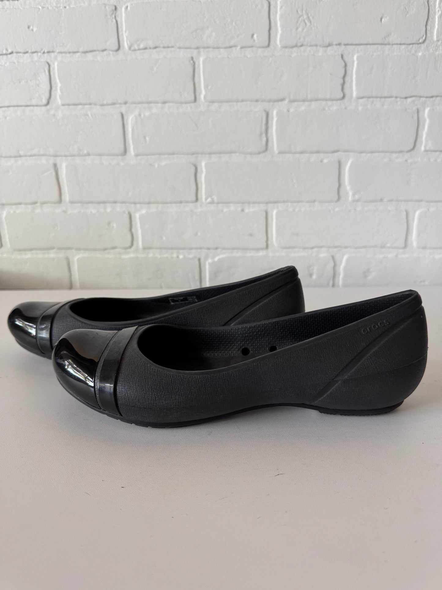 Shoes Flats By Crocs In Black, Size: 7