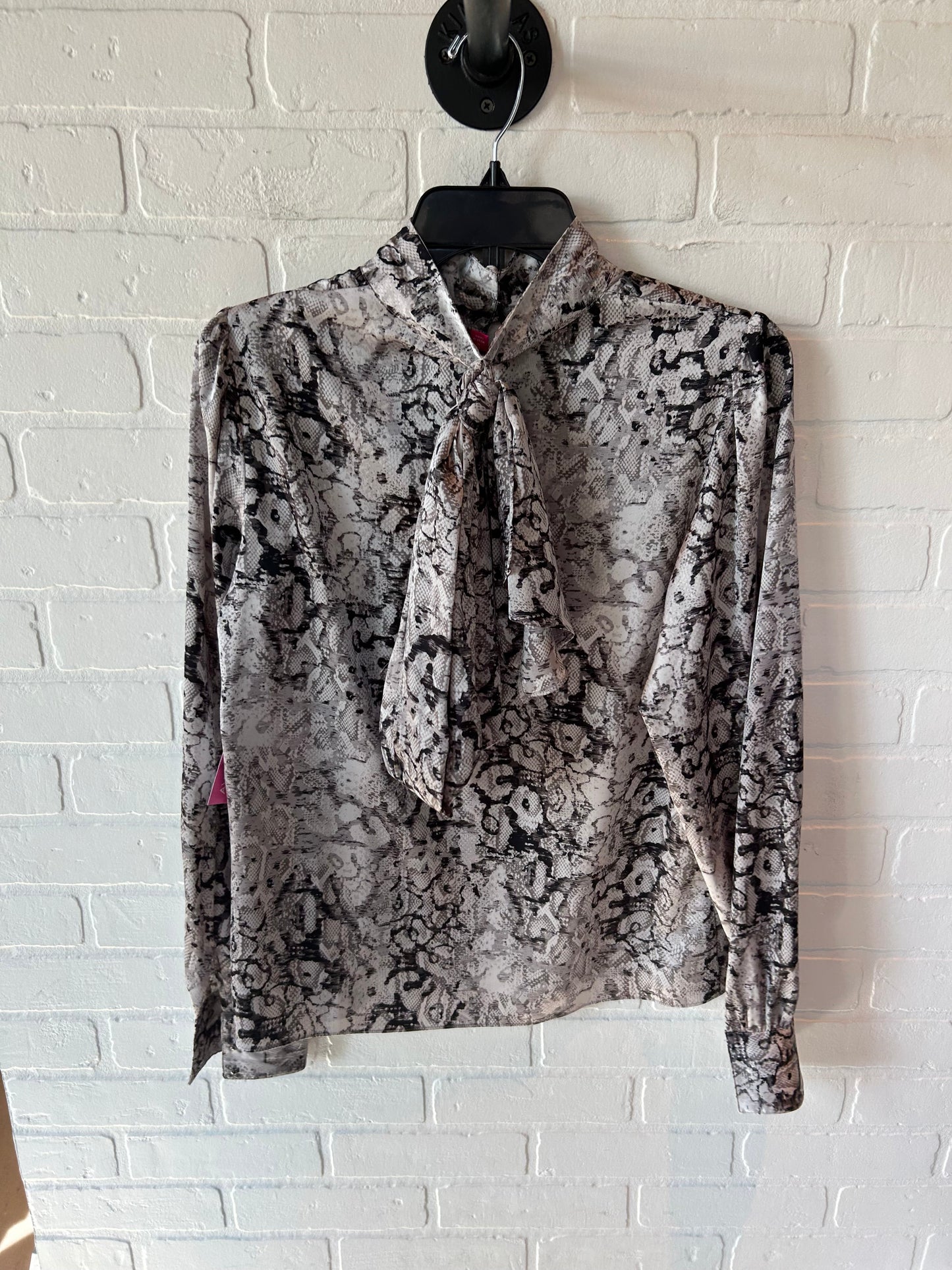 Top Long Sleeve By Vince Camuto In Grey, Size: S