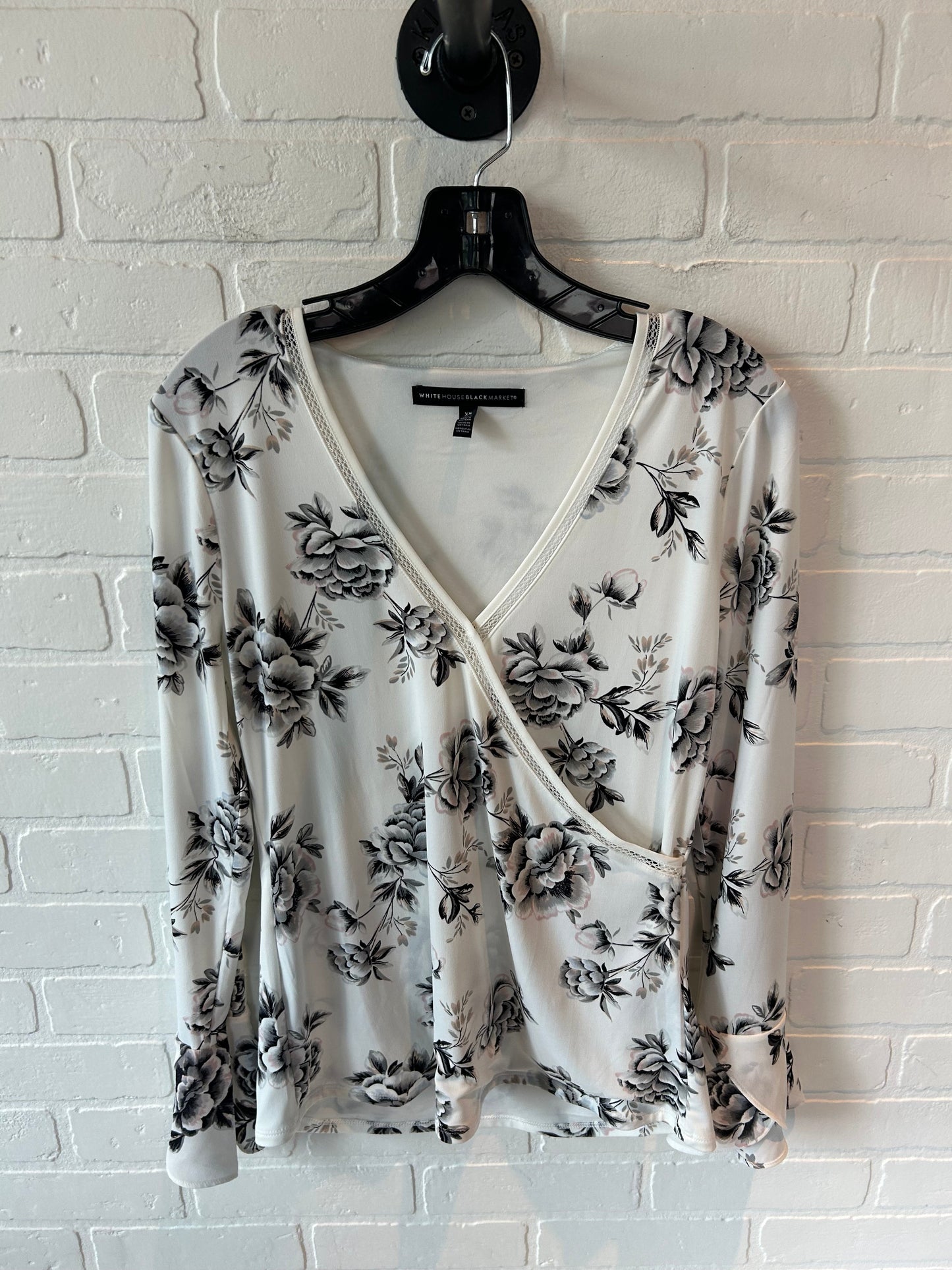 Top Long Sleeve By White House Black Market In Grey & White, Size: Xs