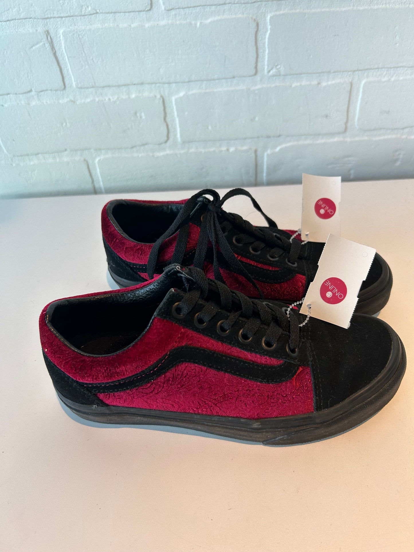 Shoes Sneakers By Vans In Black & Red, Size: 5.5