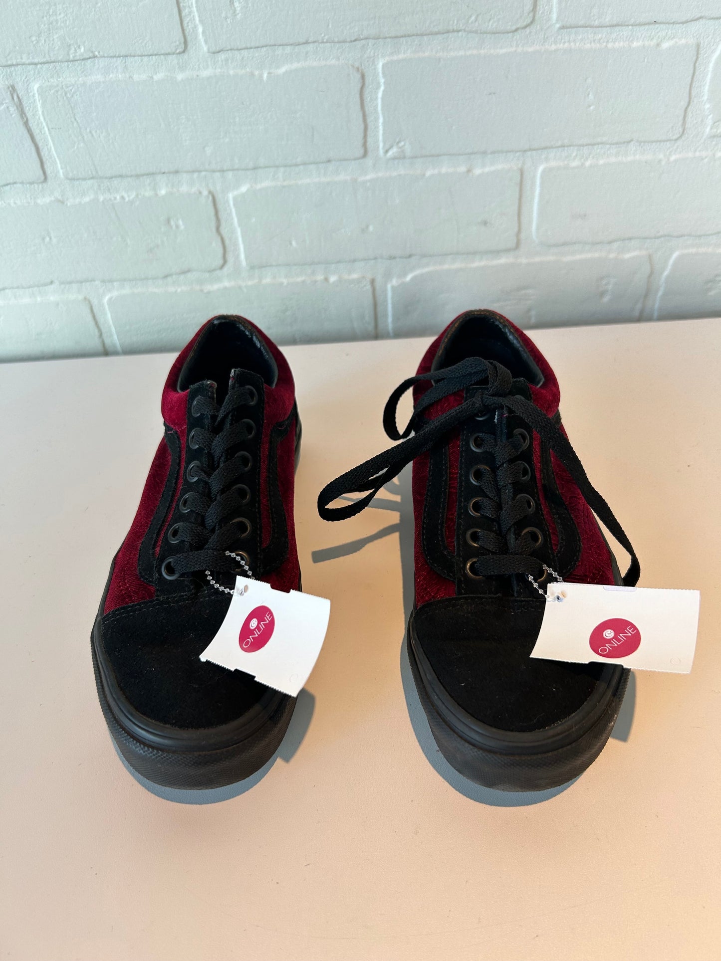 Shoes Sneakers By Vans In Black & Red, Size: 5.5