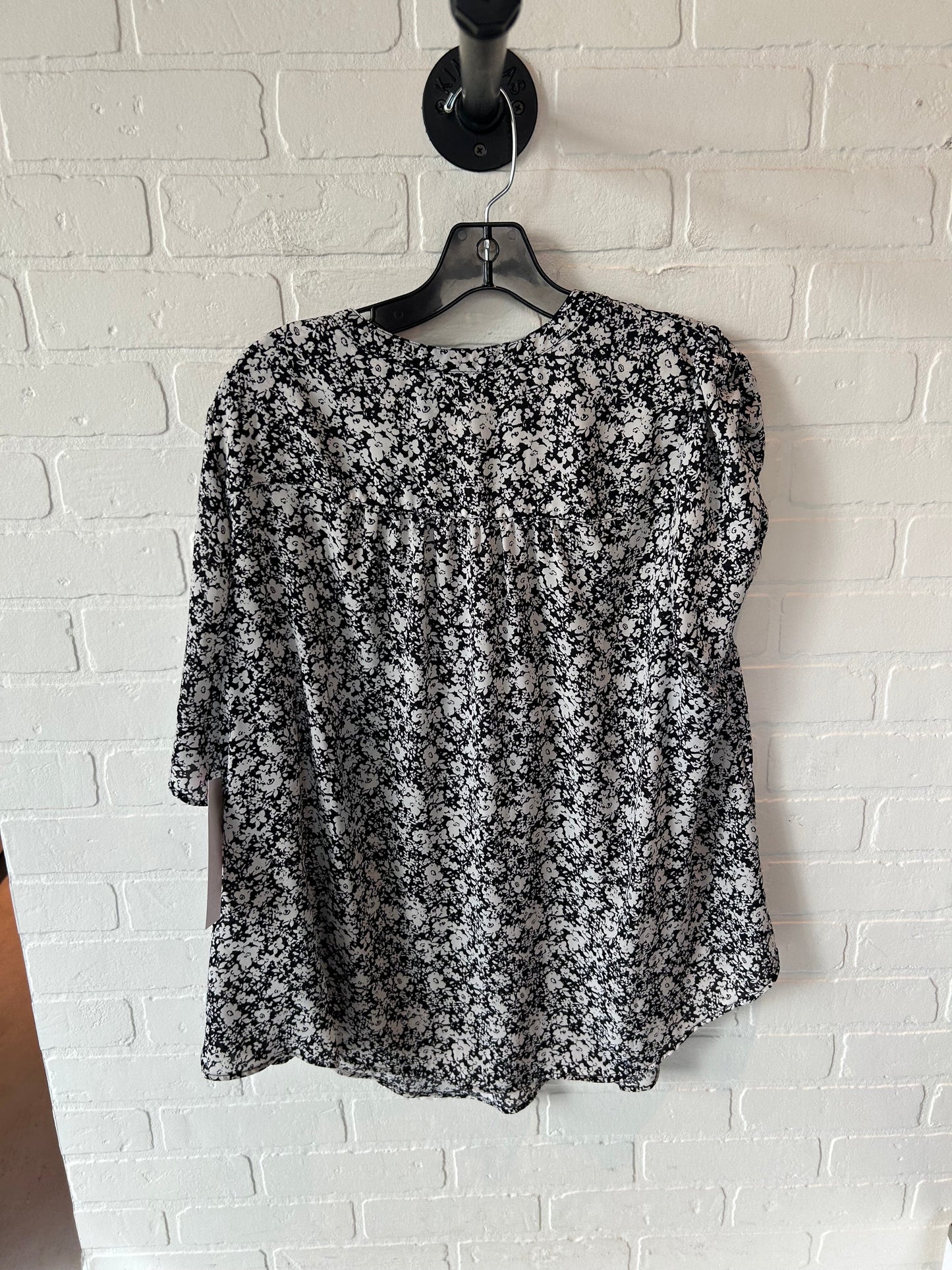 Top Short Sleeve By Torrid In Black & White, Size: 2x