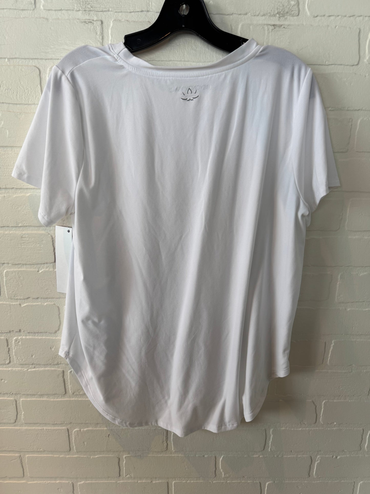 Athletic Top Short Sleeve By Beyond Yoga In White, Size: L