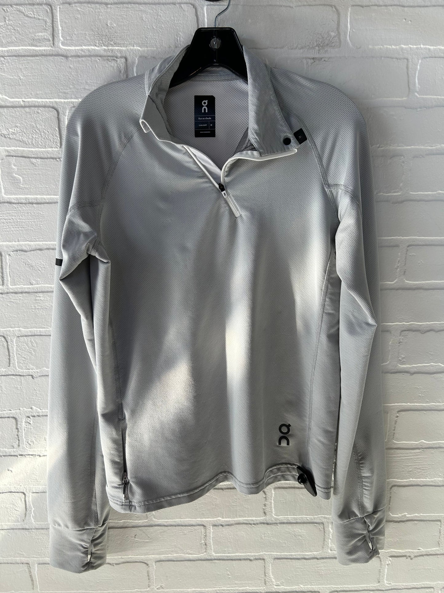 Athletic Top Long Sleeve Collar By On In Grey, Size: M