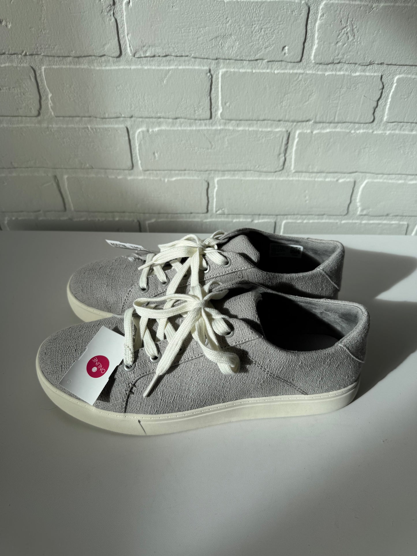 Shoes Sneakers By Toms In Grey & White, Size: 10