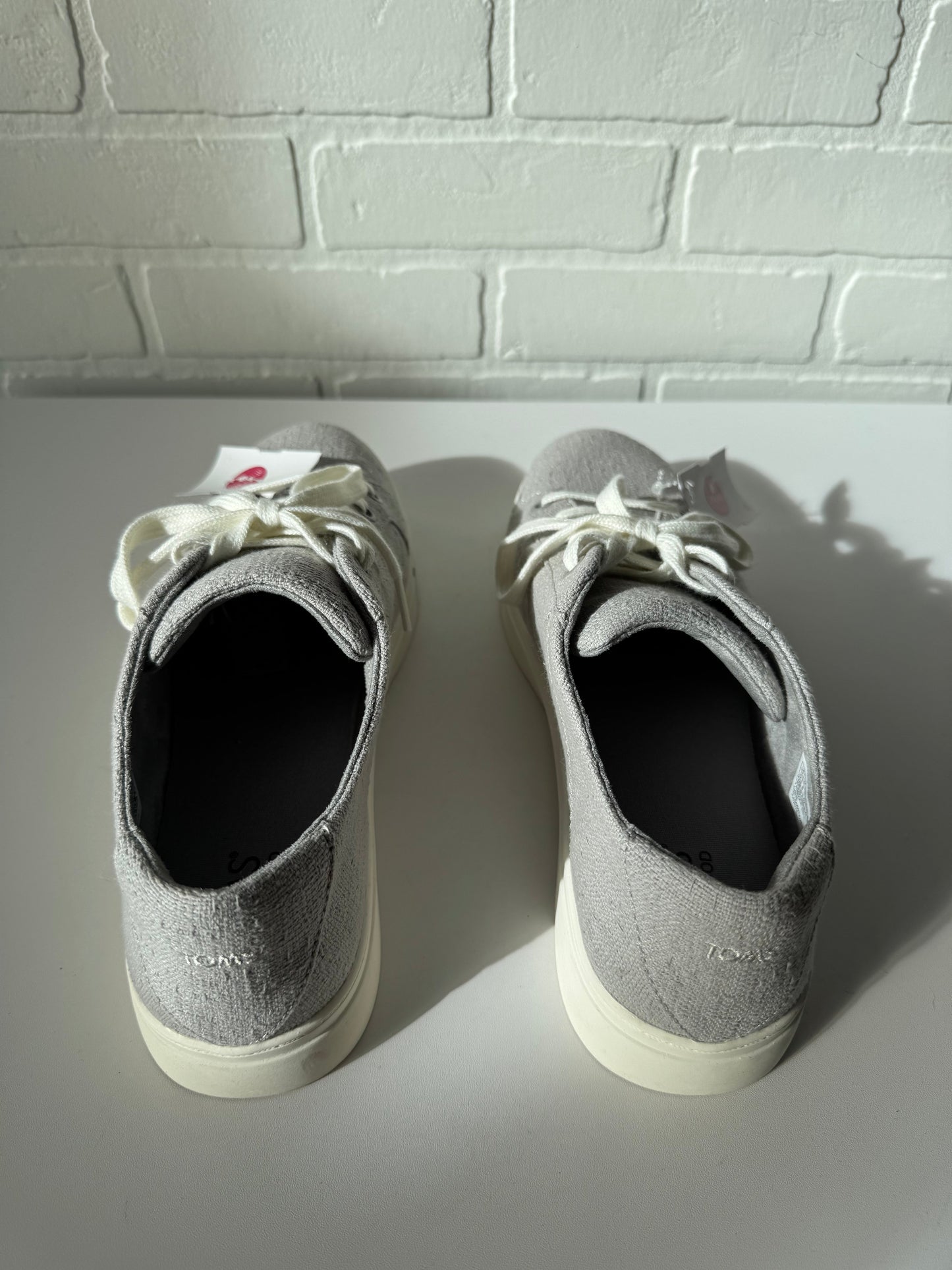 Shoes Sneakers By Toms In Grey & White, Size: 10