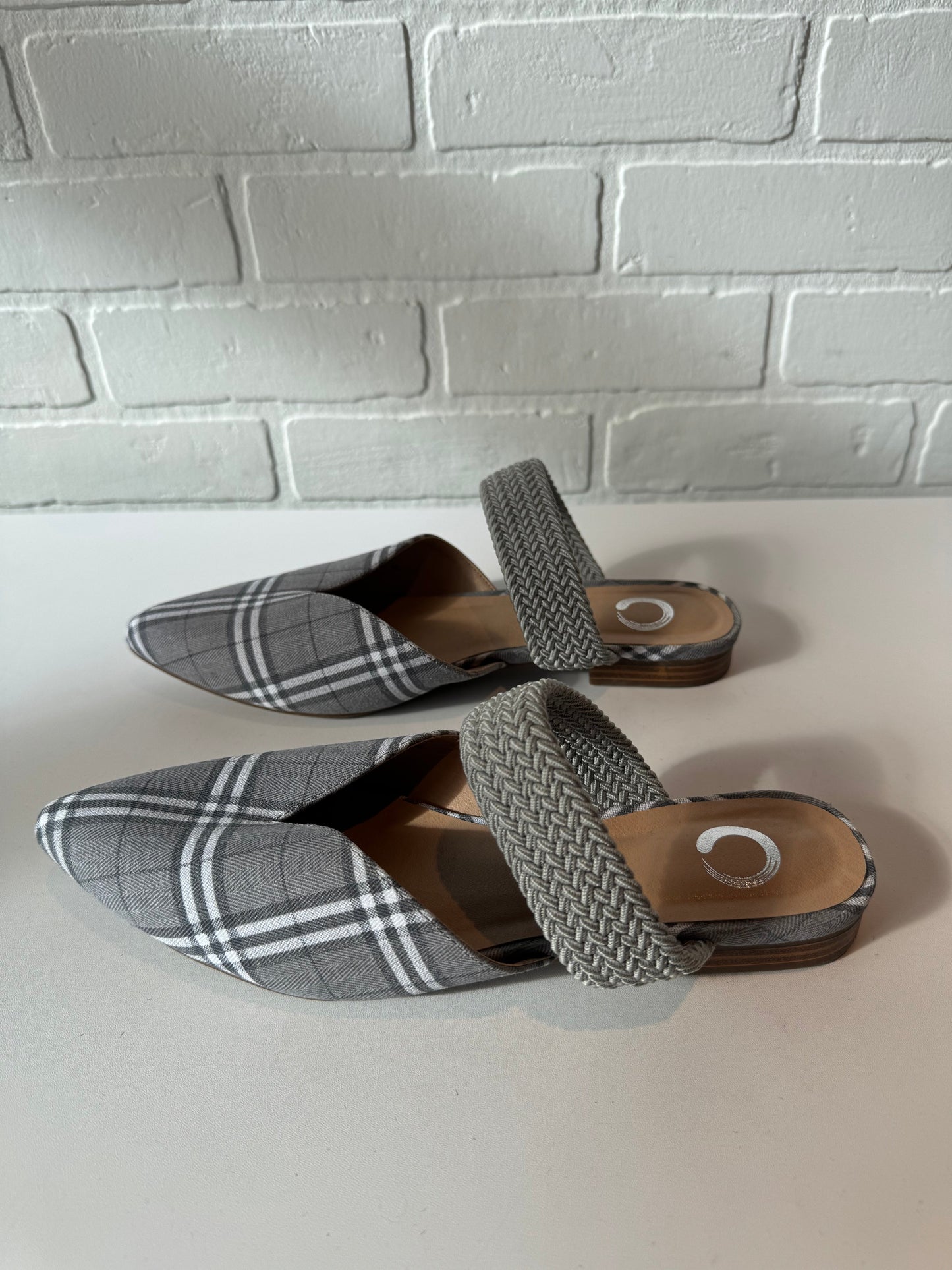 Shoes Flats By Wonderly In Grey, Size: 8