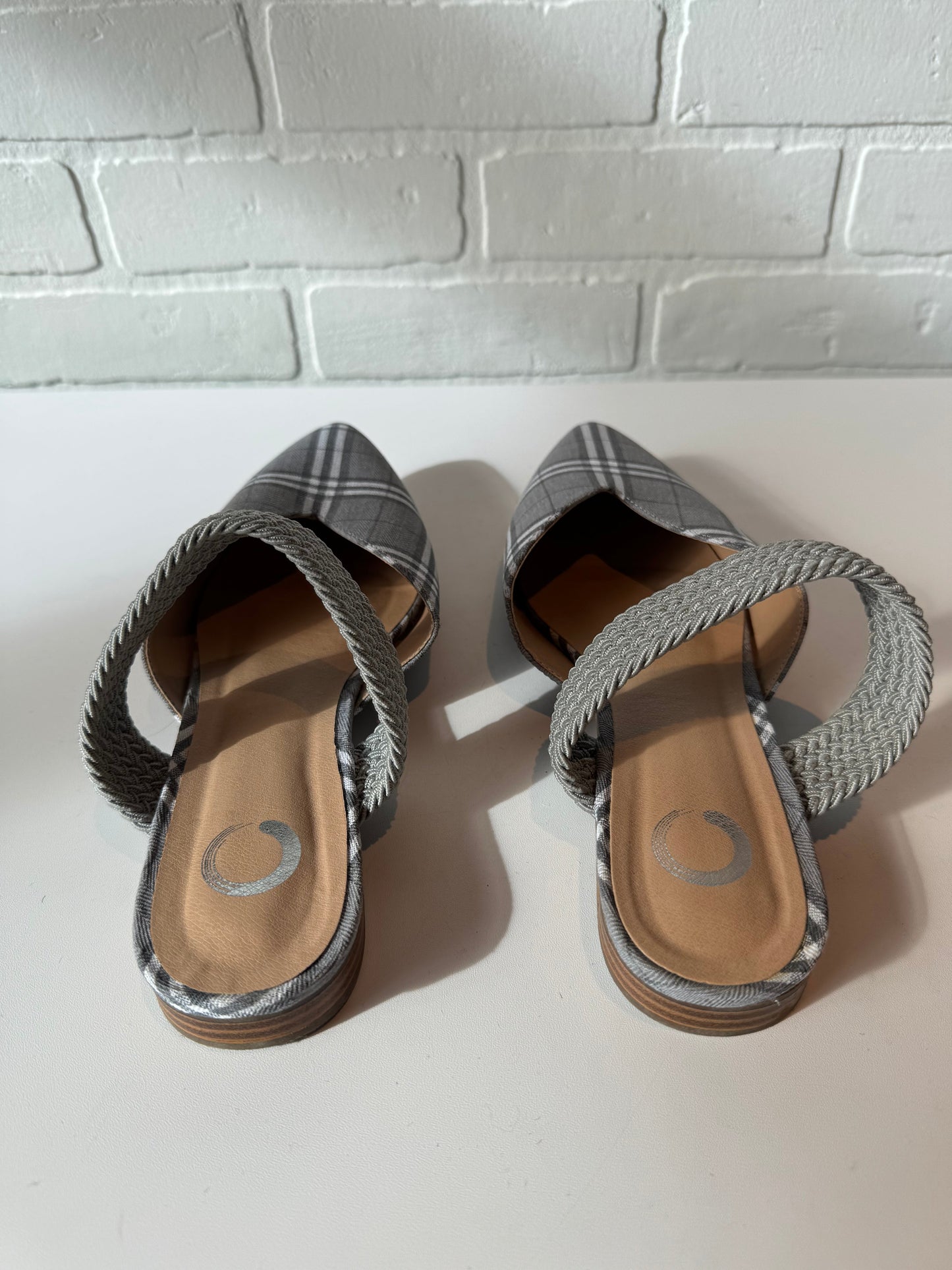 Shoes Flats By Wonderly In Grey, Size: 8