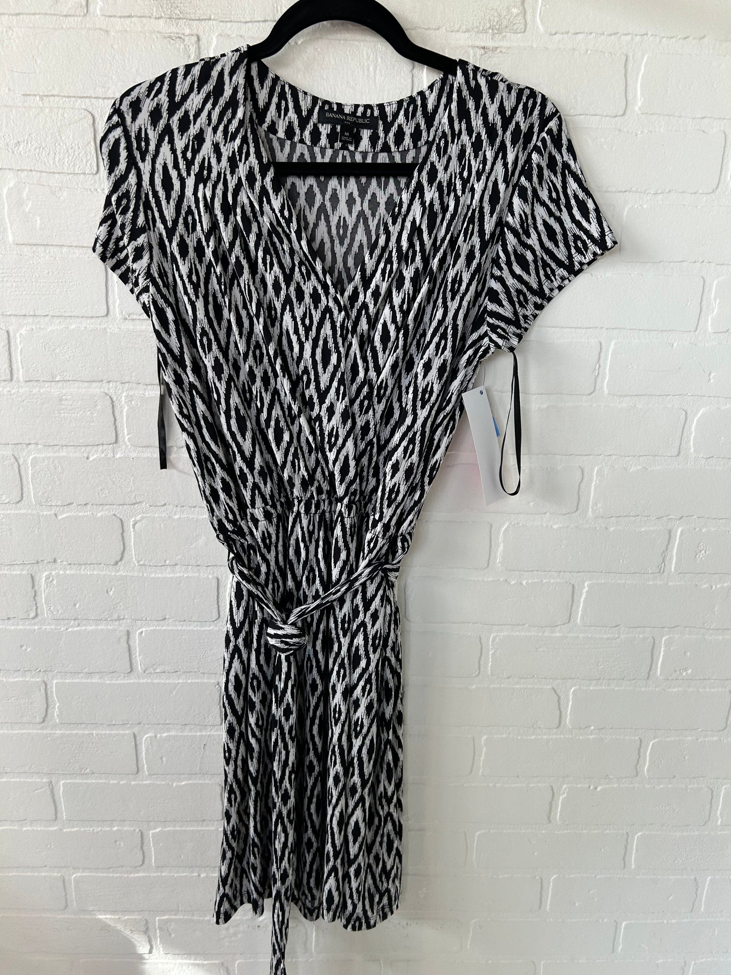 Dress Casual Short By Banana Republic In Black & White, Size: M