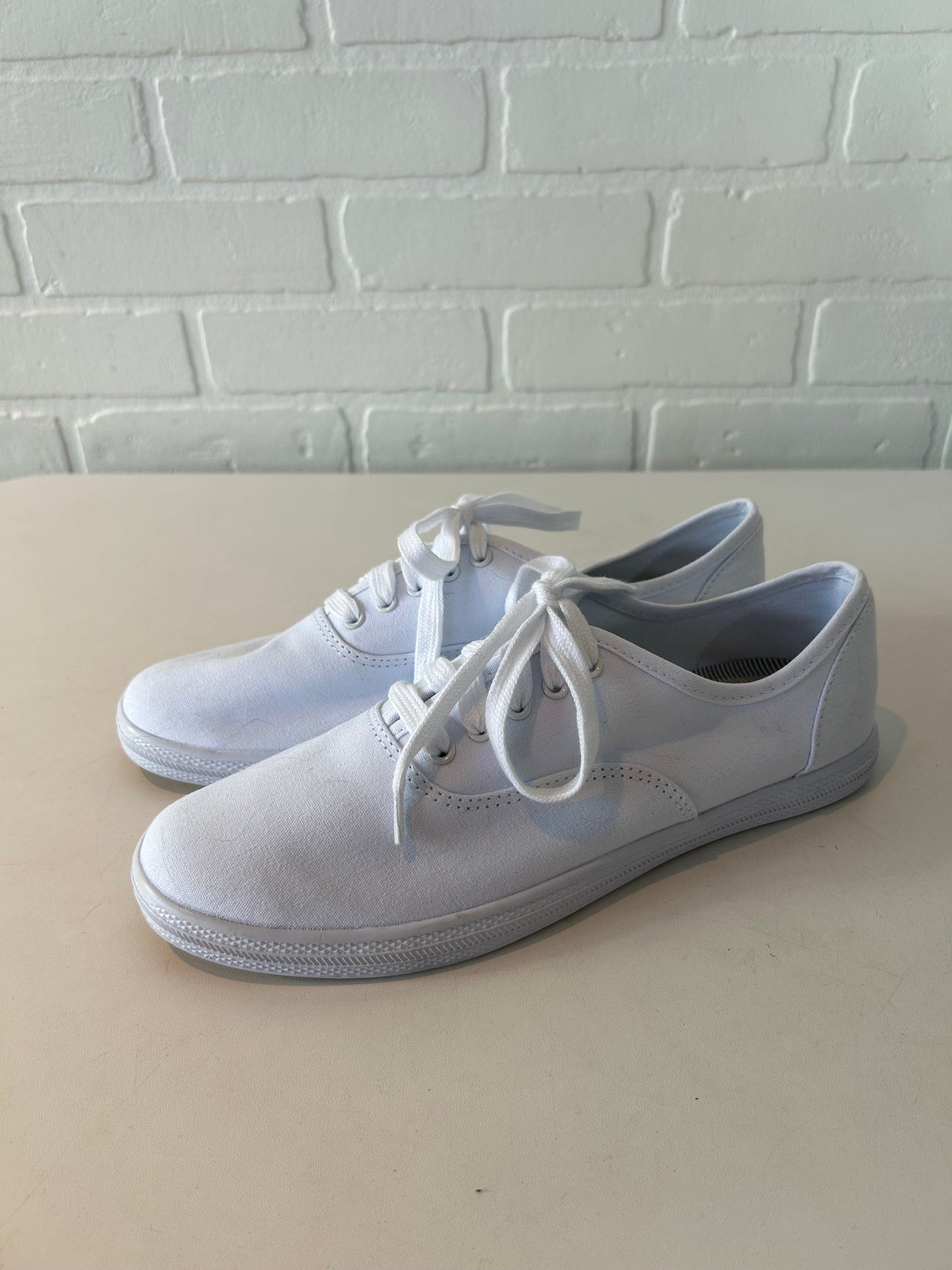 Shoes Sneakers By Universal Thread In White, Size: 9