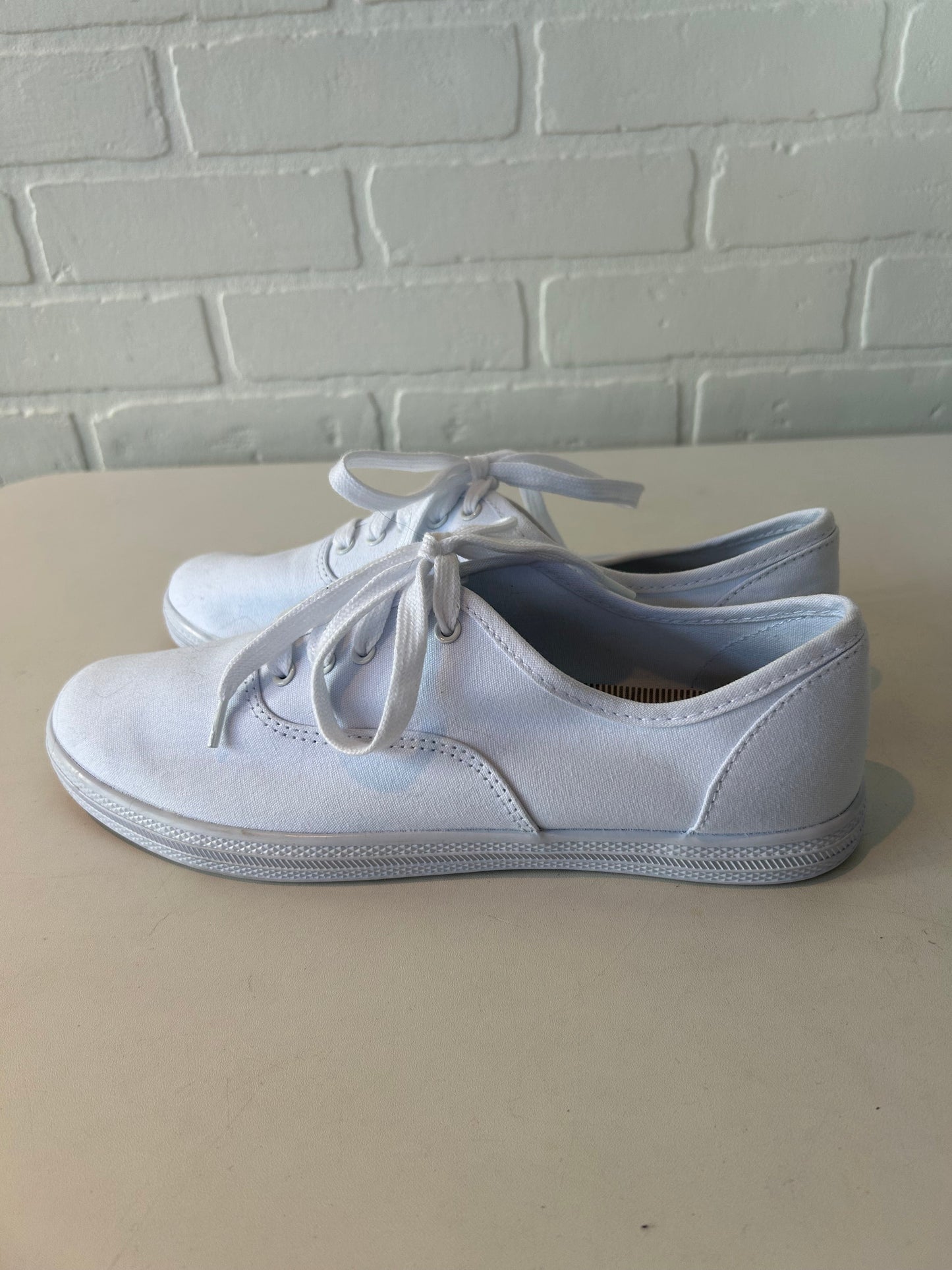 Shoes Sneakers By Universal Thread In White, Size: 9