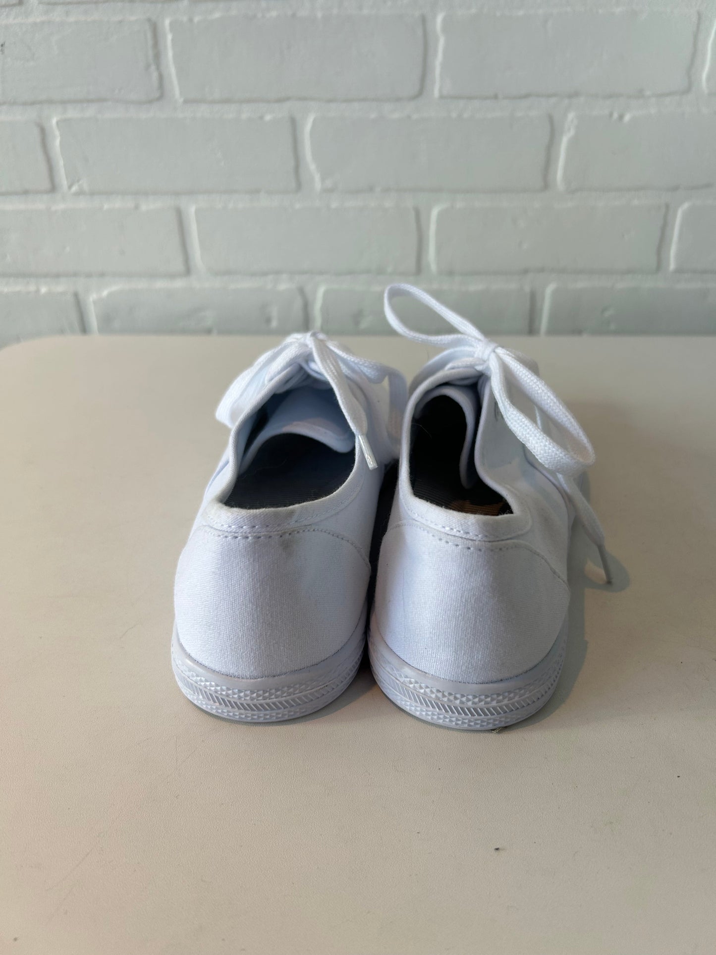 Shoes Sneakers By Universal Thread In White, Size: 9