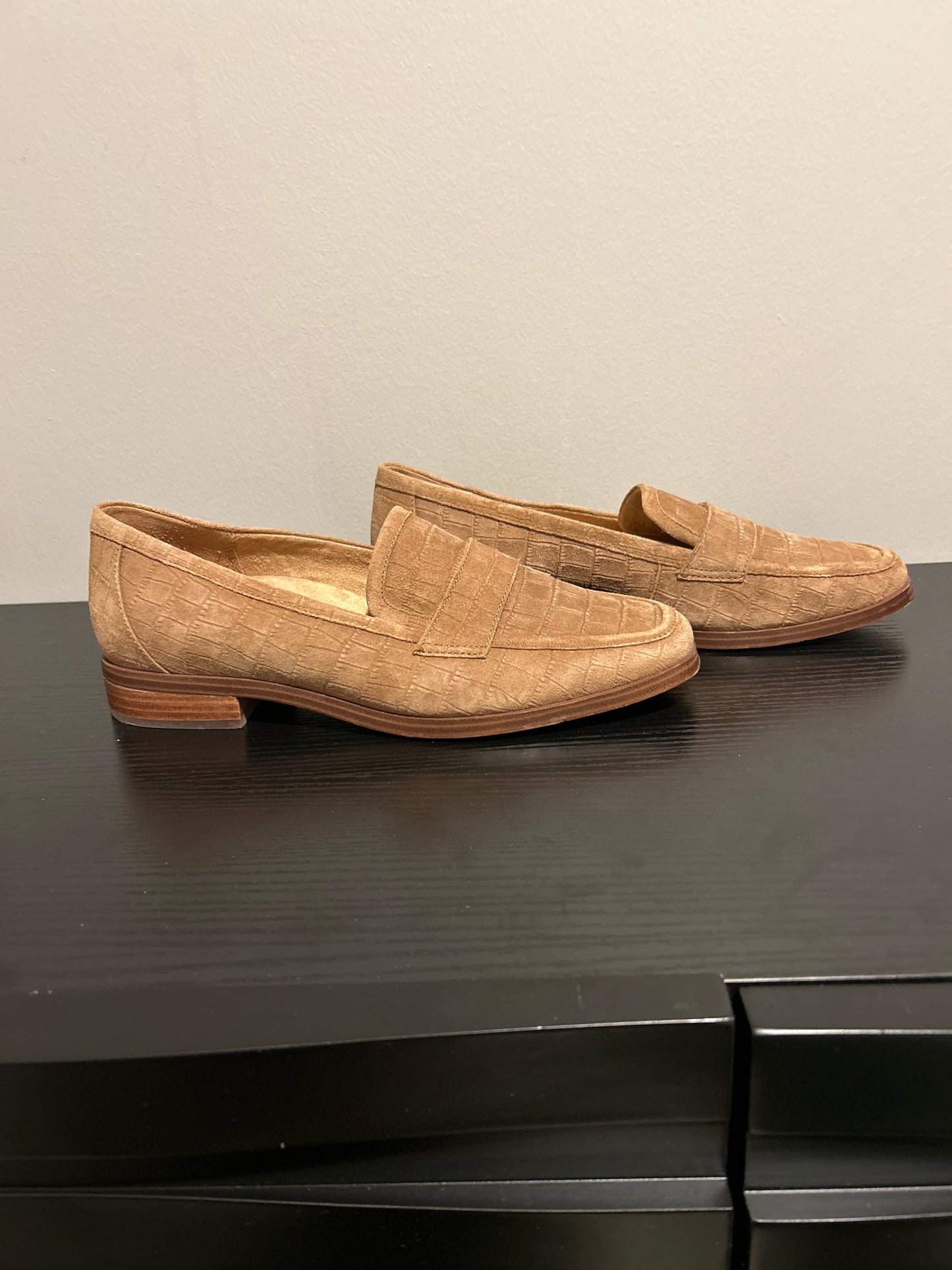 Shoes Flats By Vionic In Tan, Size: 10