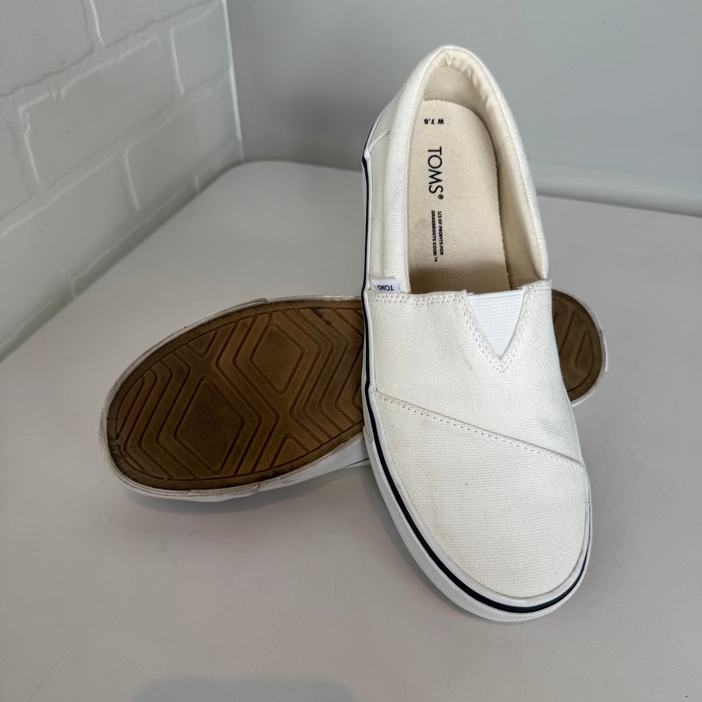 Shoes Sneakers By Toms In White, Size: 7.5