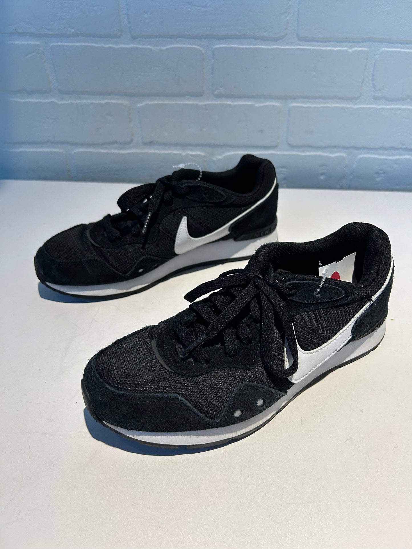 Shoes Athletic By Nike In Black & White, Size: 7