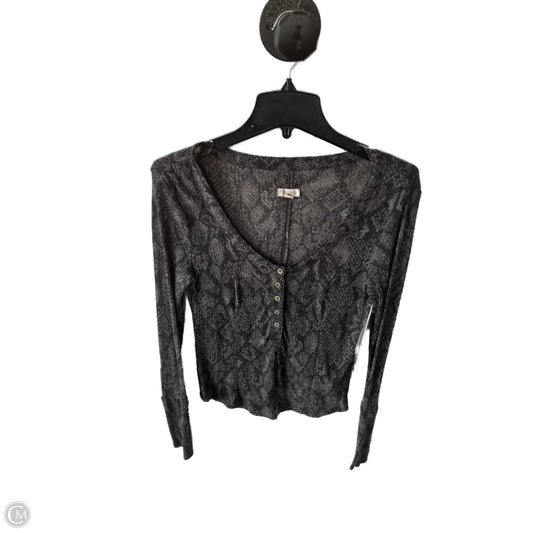 Top Long Sleeve By Pilcro In Grey, Size: M