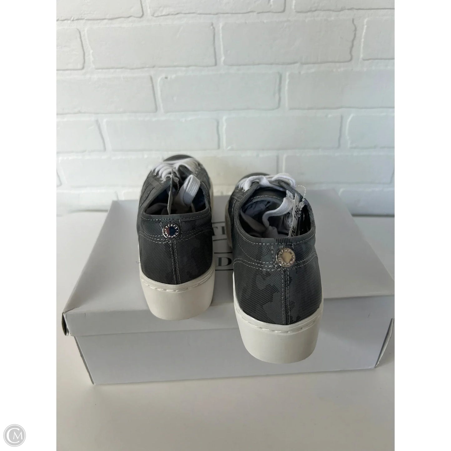 Shoes Sneakers By Steve Madden In Grey & White, Size: 6