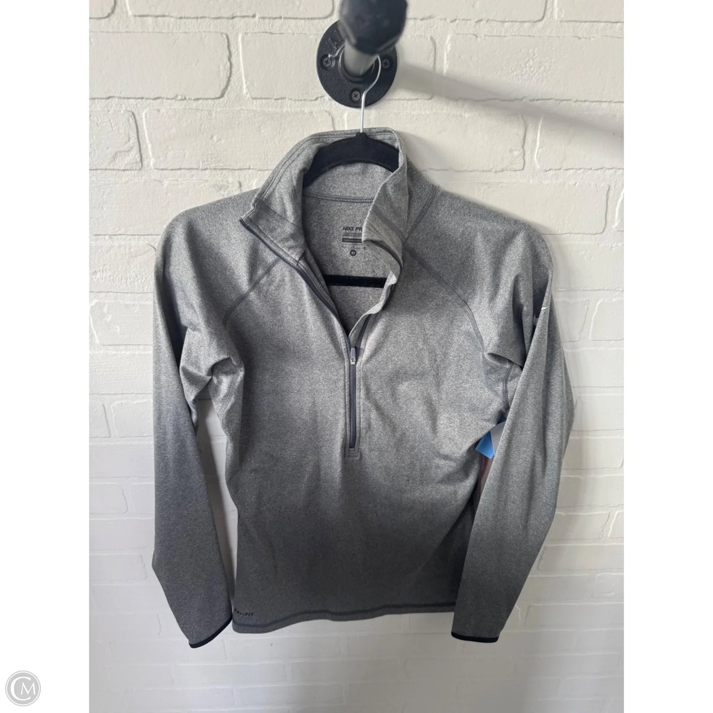 Athletic Top Long Sleeve Collar By Nike In Grey, Size: M