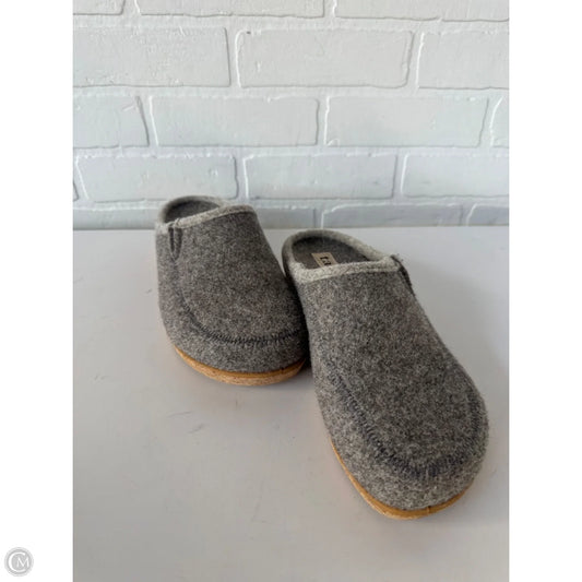 Shoes Flats By Taos In Grey, Size: 10