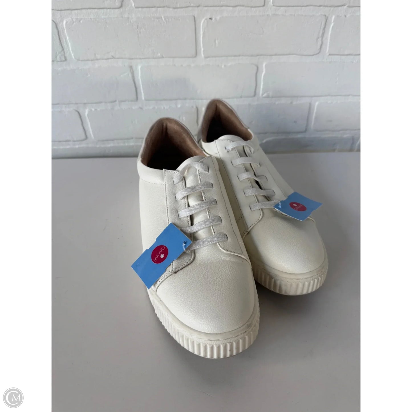 Shoes Sneakers By Naturalizer In White, Size: 10