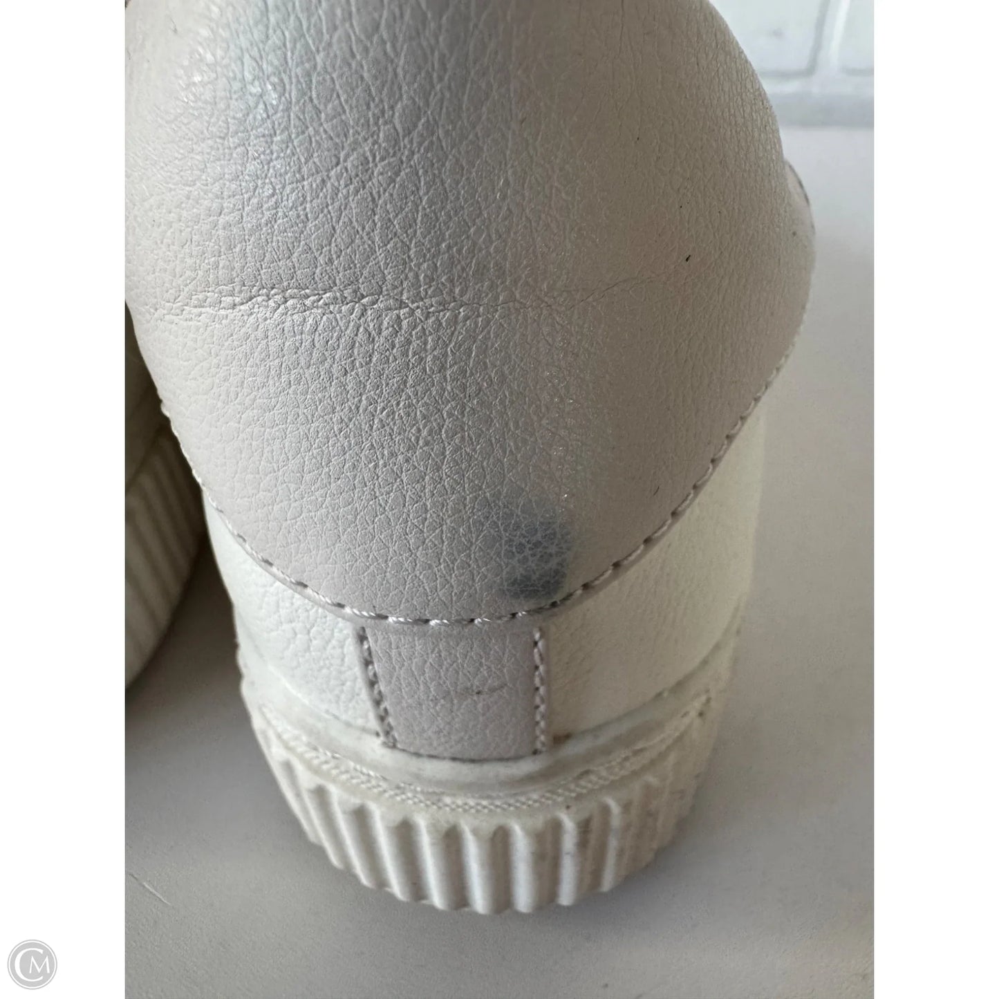 Shoes Sneakers By Naturalizer In White, Size: 10