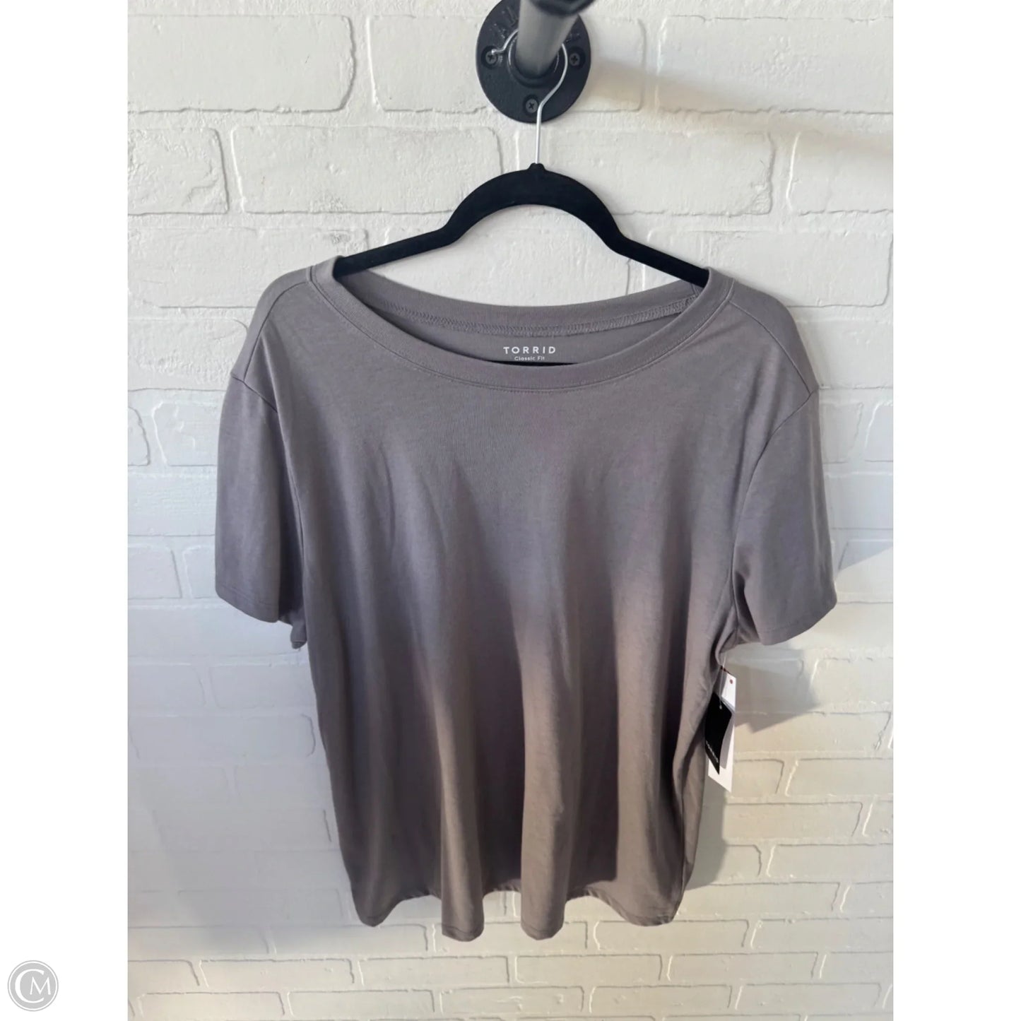 Top Short Sleeve Basic By Torrid In Grey, Size: 1x