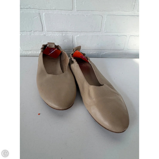 Shoes Flats By Eileen Fisher In Tan, Size: 7