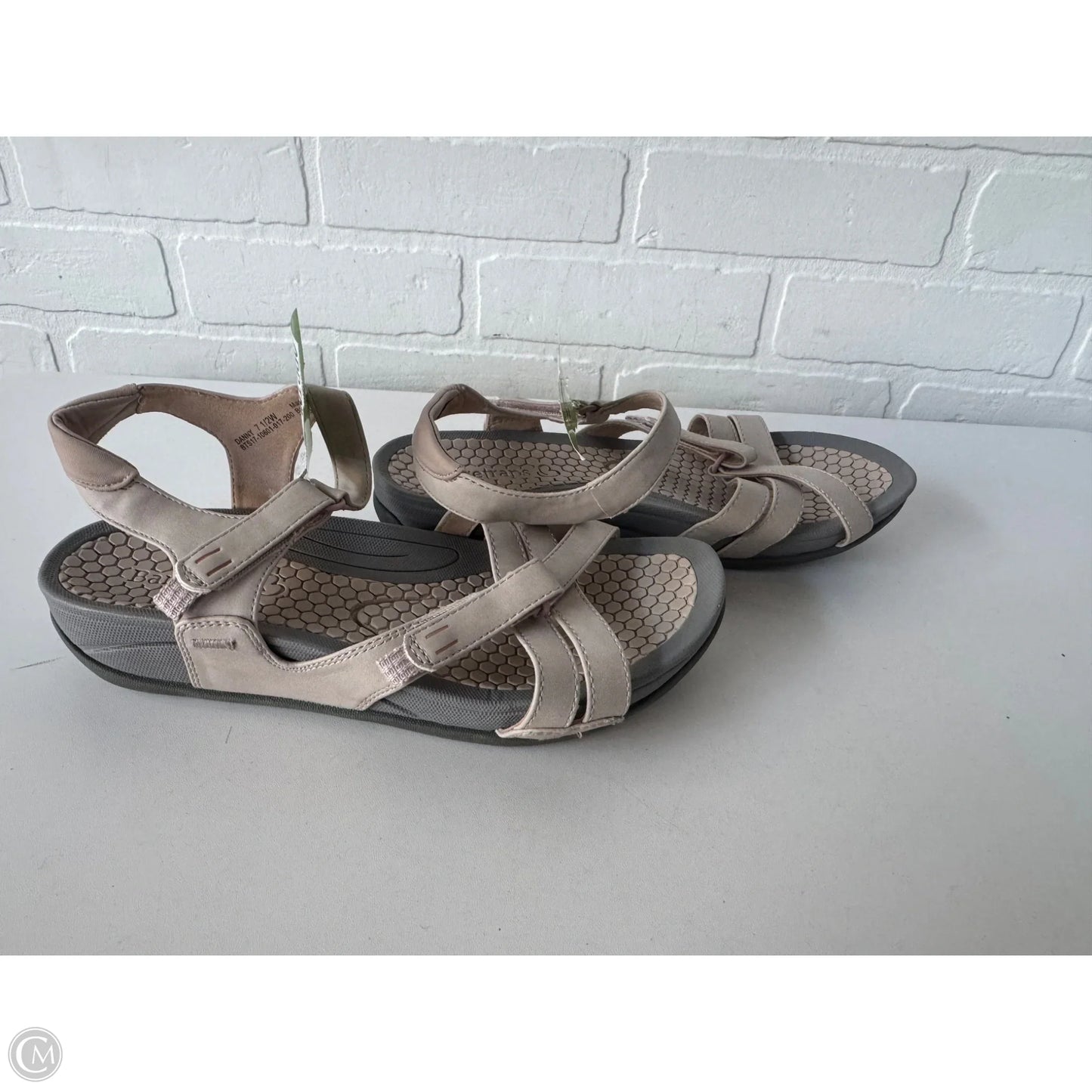 Sandals Flats By Bare Traps In Grey & Tan, Size: 7.5