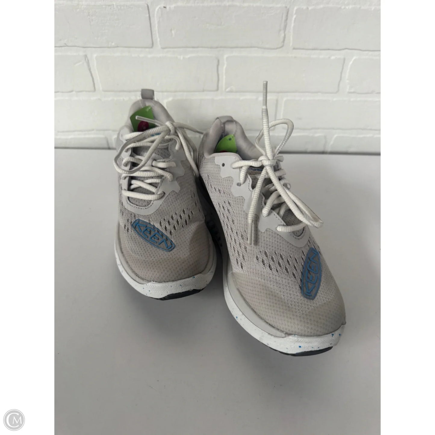 Shoes Athletic By Keen In Grey & White, Size: 8.5
