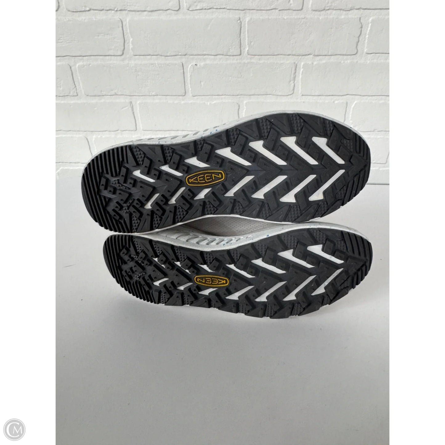 Shoes Athletic By Keen In Grey & White, Size: 8.5