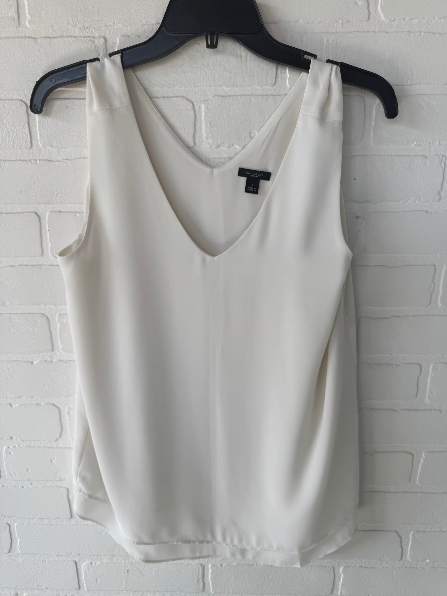 Top Sleeveless By Ann Taylor In Cream, Size: S