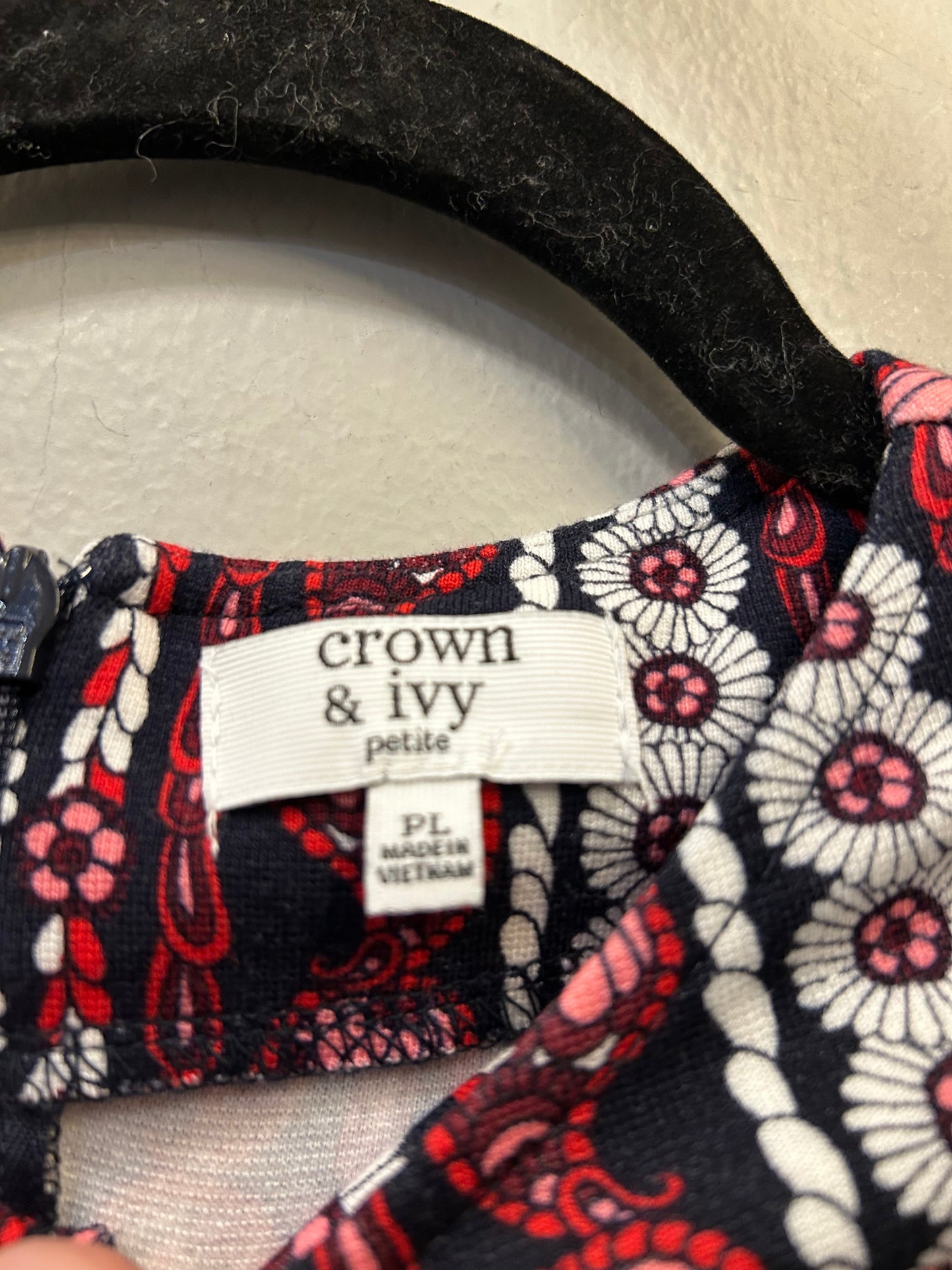 Top 3/4 Sleeve By Crown And Ivy In Black & Red, Size: Lp