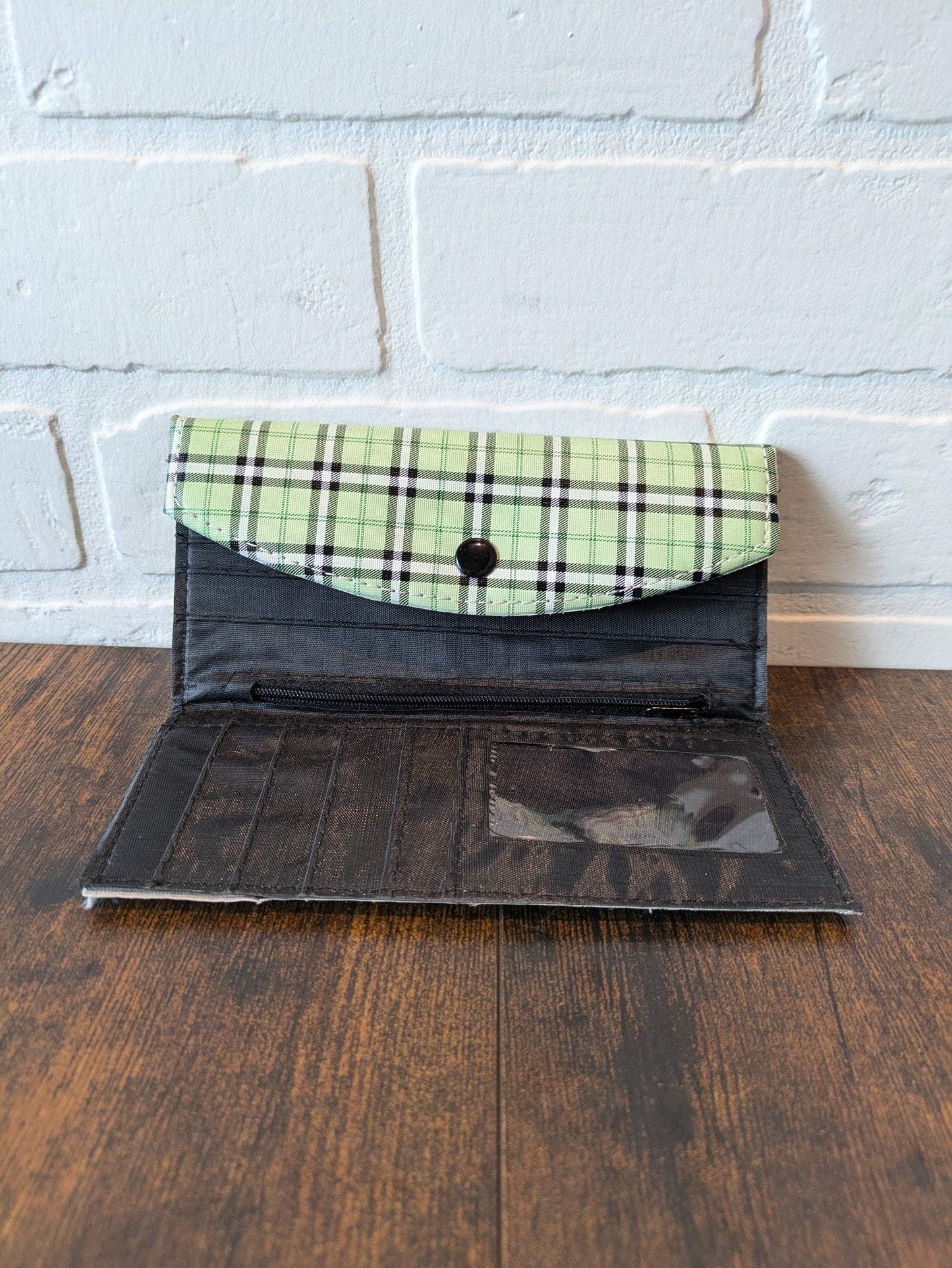 Wallet Clothes Mentor, Size Medium