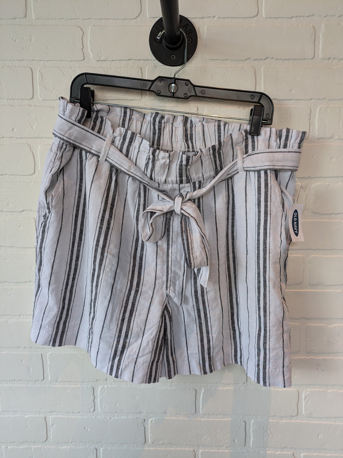 Shorts By Old Navy In Grey & White, Size: 16